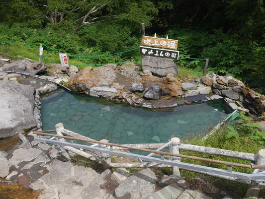 Free hot spring in deep mountain forest – Fukiage Onsen